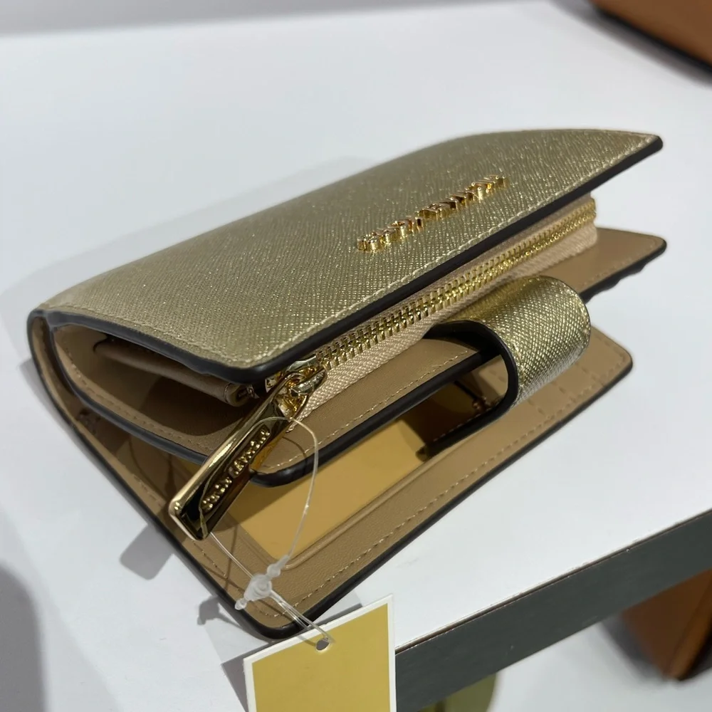 MICHAEL KORS Jet Set Md Zip CN Metallic Saffiano Leather BiFold Wallet
Pale Gold - Picture 4 of 16